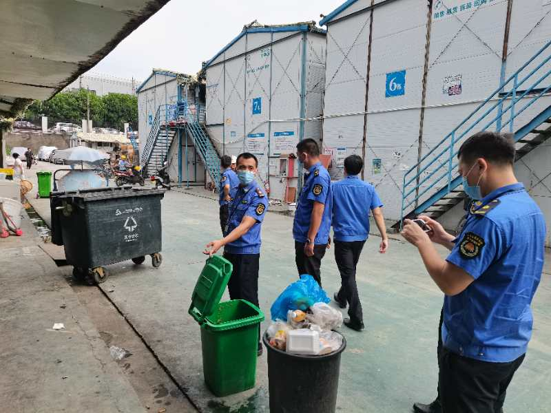新桥街道综合执法队积极落实《深圳市生活垃圾分类管理条例》