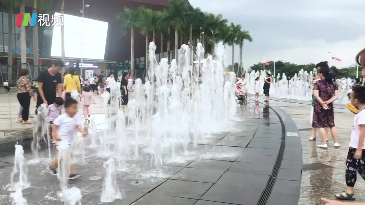 给萌娃秋天的最后一场戏水