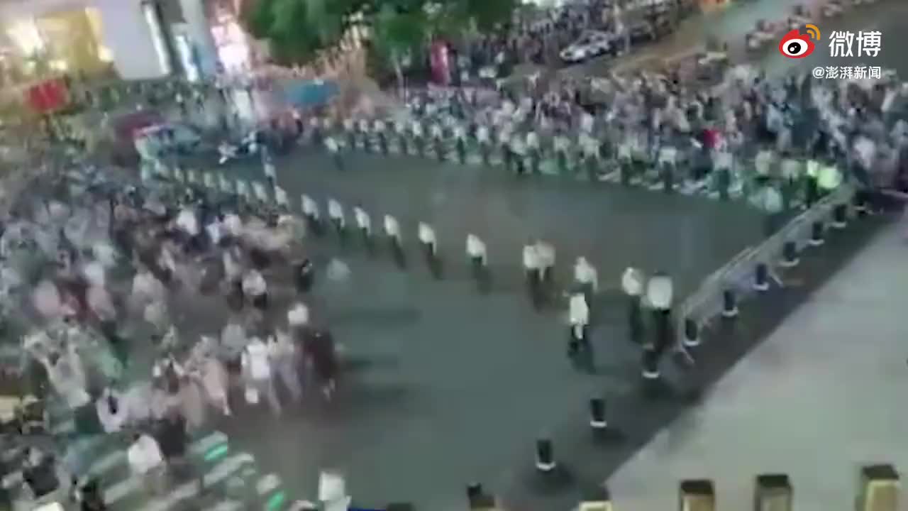 外滩“人从众”，上海武警拉链式人墙再现