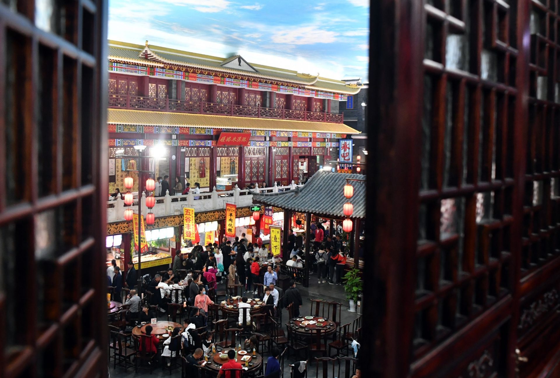 文旅部测算：国庆假期近半，全国实现旅游收入超2000亿元 