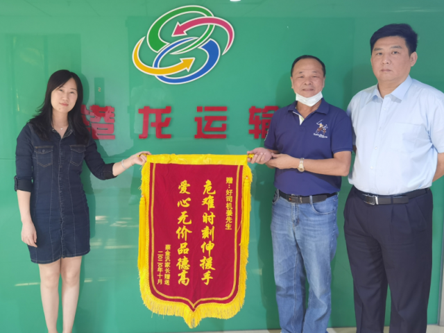 没有收到车费还耽误运营几小时，龙岗这位“的哥”却收到了更好的回报……