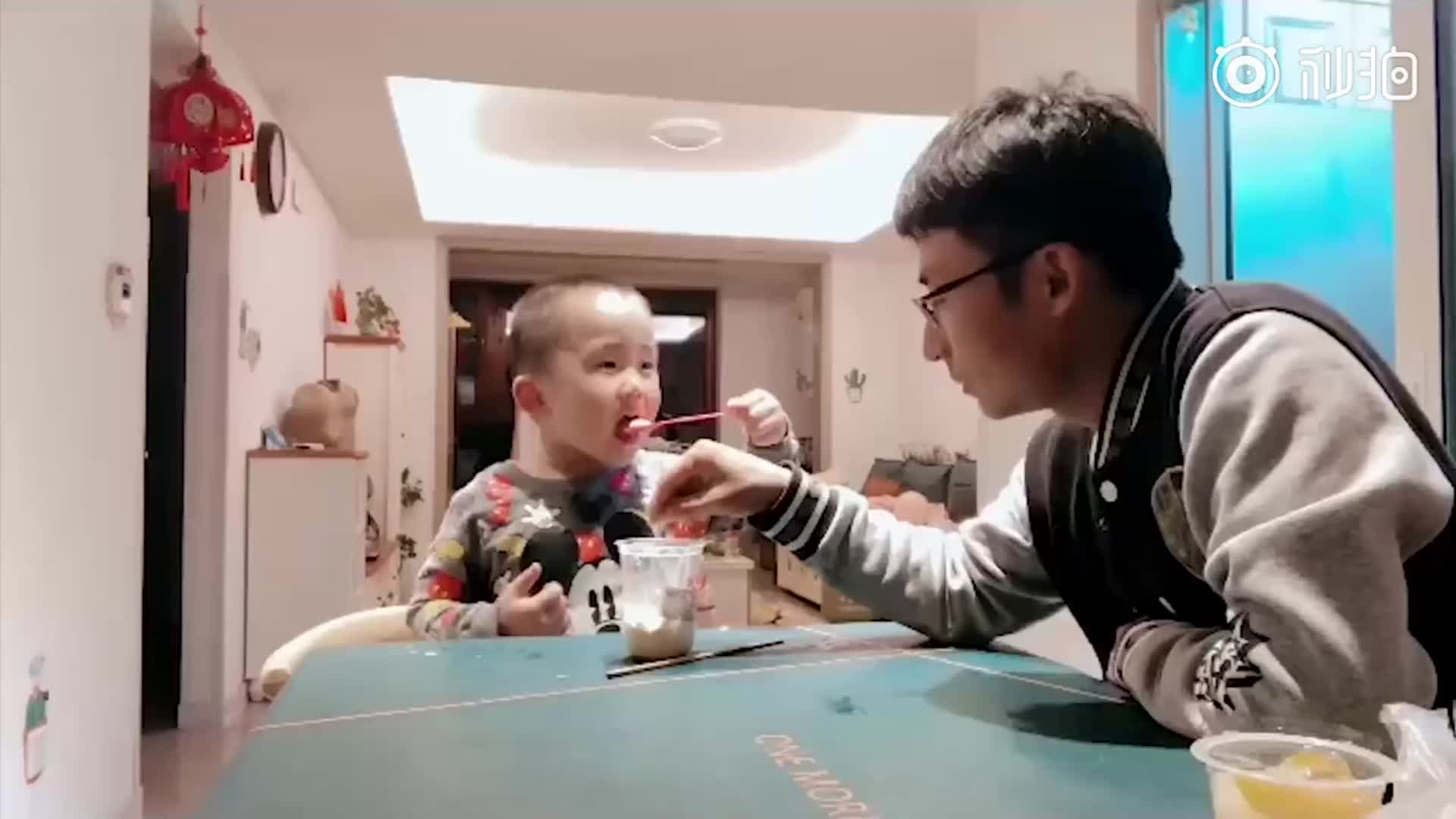 萌娃跟爸爸吃冰激凌聊到变老开始抹泪：回答令人意外又感动