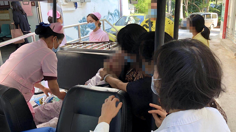 八旬老人昏迷急需送医，民警路过果断援手相助