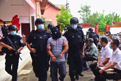 云南3人避关绕卡送14名偷渡者入境，已被刑拘