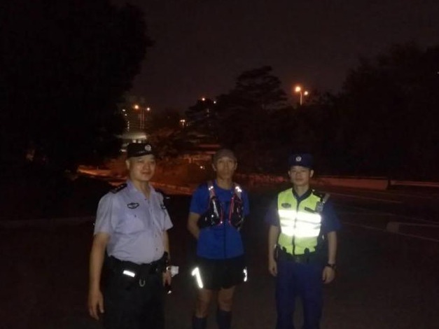 深圳男子夜登山林迷路，民警搜山5小时营救