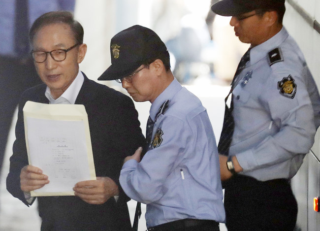 李明博被判17年后发声：希望在家过周末，监狱下周去