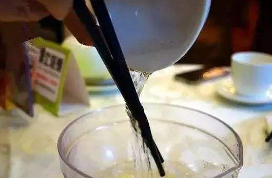 开水烫筷子真能消毒吗？事实是这样的！