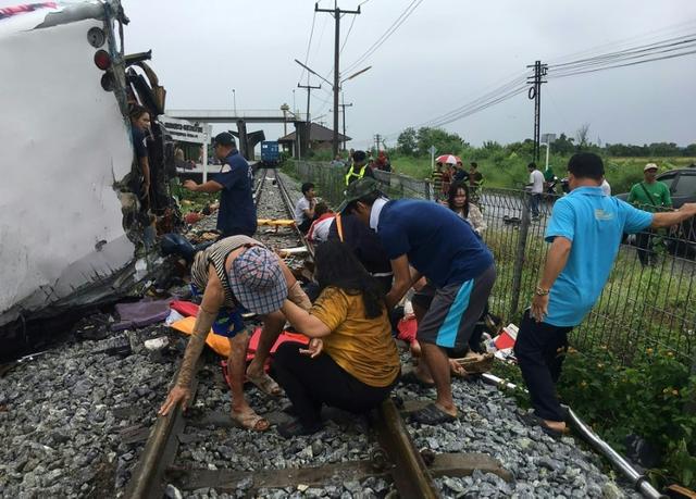 泰国一载65人大巴遭火车高速撞翻，至少17死29伤