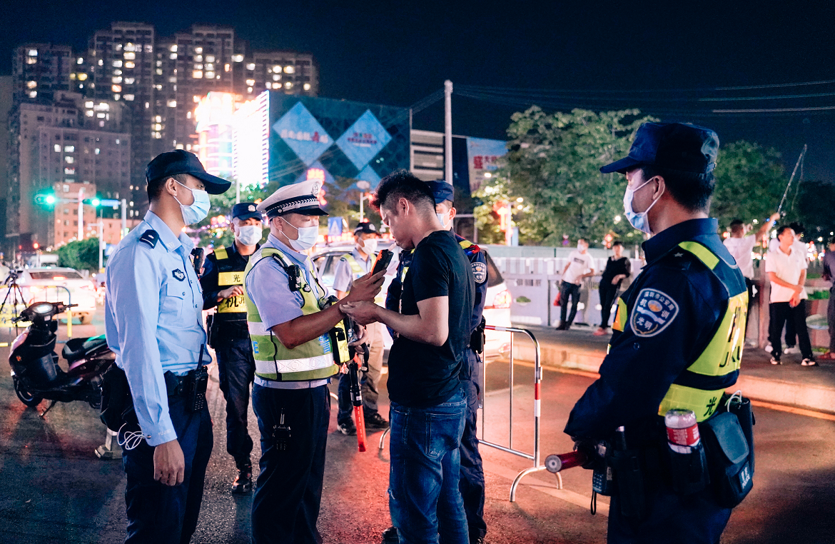 光明交警联合光明公安分局开展 夜间“围村”查处酒驾整治行动            