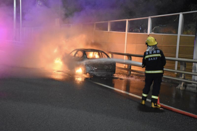 高速路上小车突发起火，深圳消防10分钟成功处置