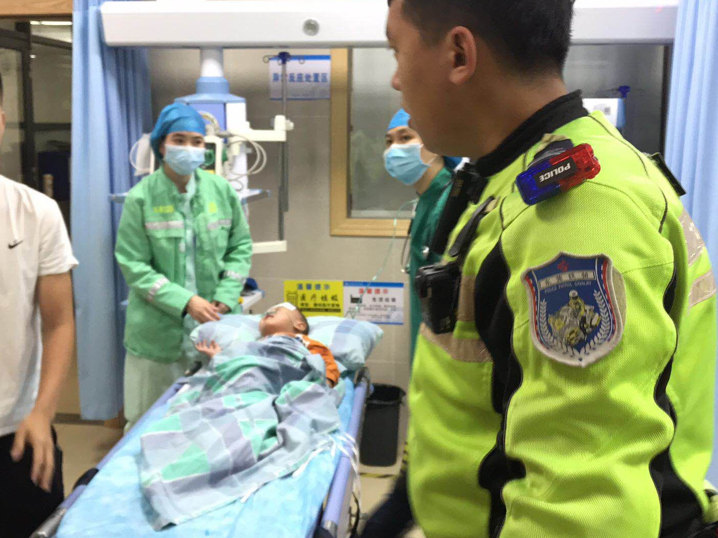 男童突发高烧抽搐，东莞铁骑紧急开道5分钟护送就医