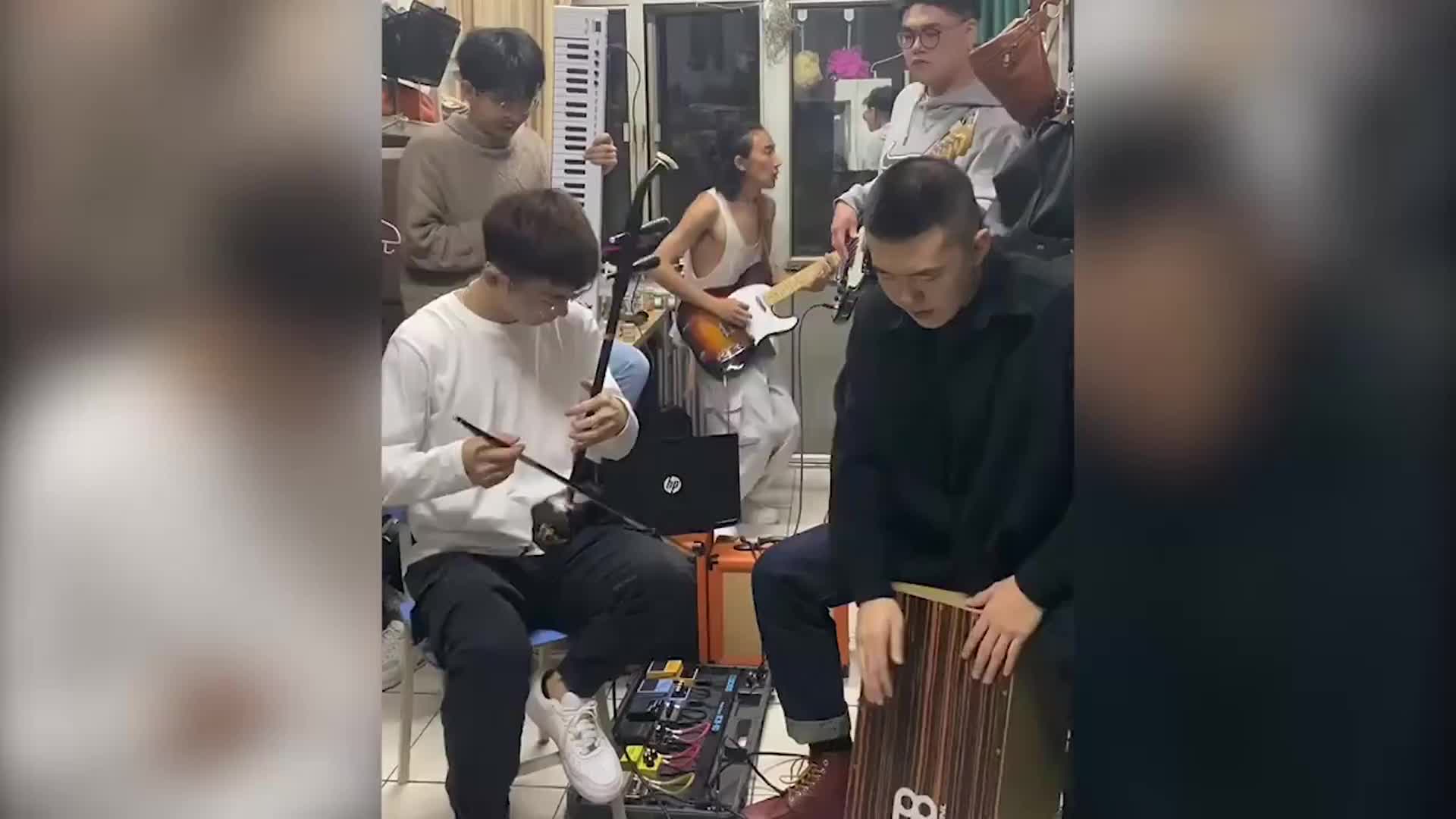 代入感十足！男生宿舍5种乐器演奏西游记组曲