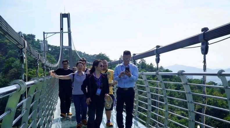 旅行社负责人实地走访南丹山。通讯员供图