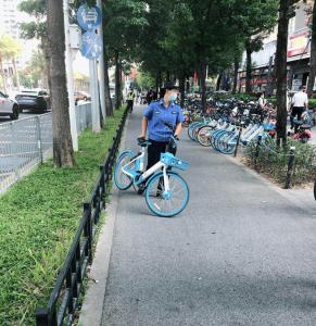 还市民整洁有序道路 新安执法队开展共享单车“随手扶”行动  