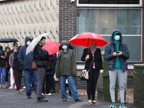 英国政府扩大其就业支持计划，以应对下周更严格的疫情封锁 