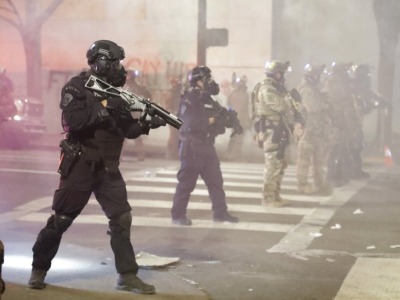 美政府在波特兰使用催泪弹被起诉：用危化武器对付示威民众