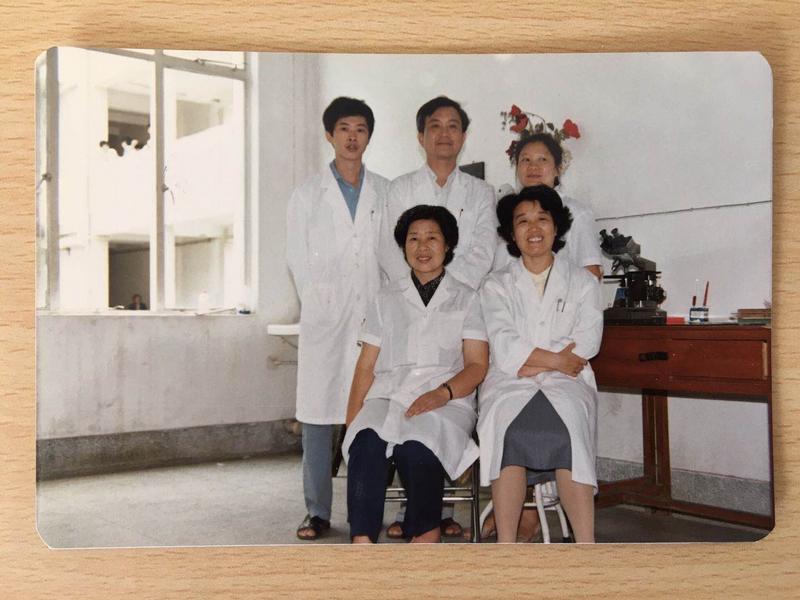 留医部的故事︱她1980年调入人民医院，负责筹建深圳市首个病理科
