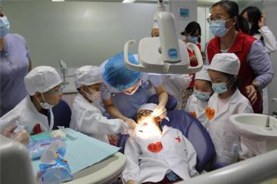 小朋友化身牙医 身临其境感知“护齿”重要性  