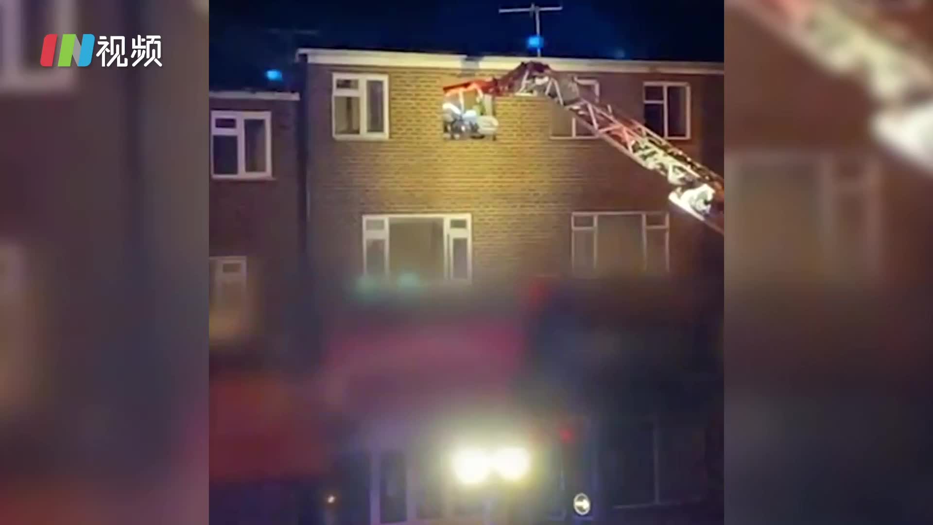 英国最胖男子被云梯抬出公寓，手里的外卖突然就不香了