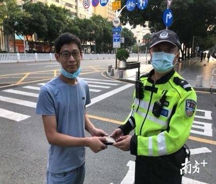 深圳一男子丢失钱包，热心市民拾金不昧请交警帮找失主 