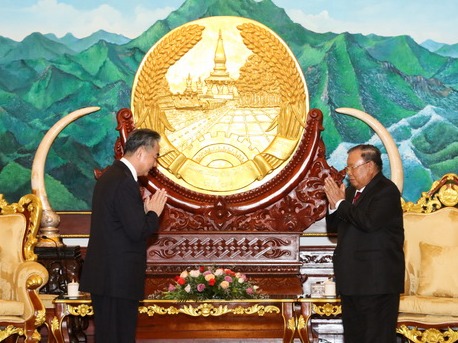 老挝人民革命党中央总书记、国家主席本扬会见王毅 