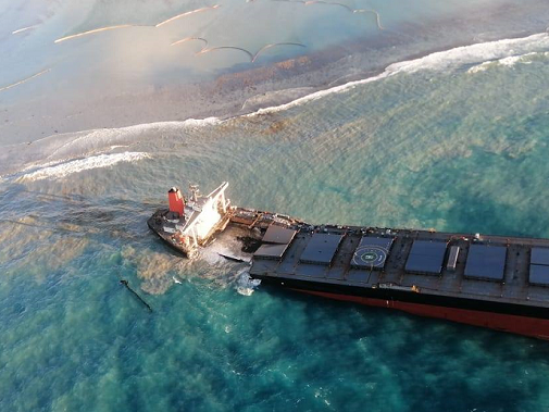 日本货船在毛里求斯漏油事故调查后续：触礁前无人监控航道