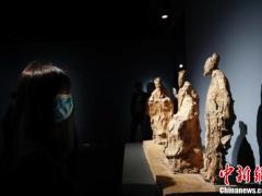 观众参观“吴为山中华历史文化名人雕塑作品展”