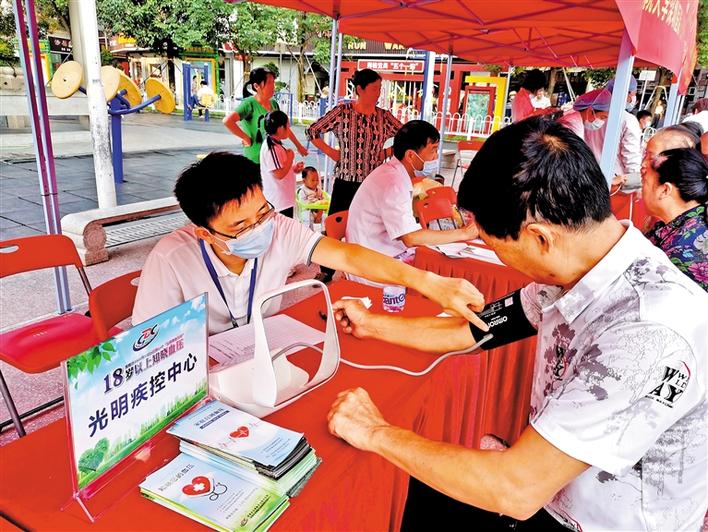 光明举行高血压日宣传活动  医生建议少油少盐，科学运动，戒烟限酒