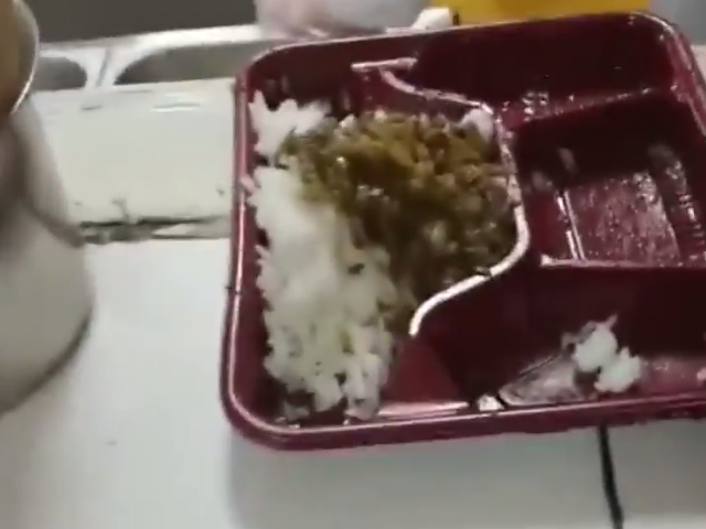 湖北一学校食堂学生加菜只给咸菜？校方：基本属实