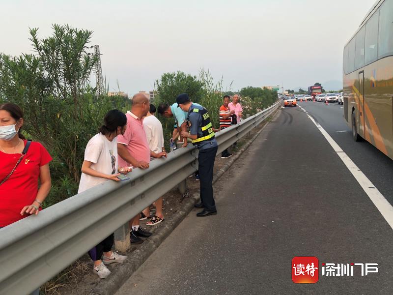 大巴车抛锚致50名旅客被困高速路，路政员在车流高峰中紧急转运