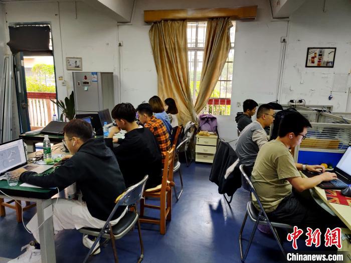 高校毕业生设计“共享快递箱”获奖 组委会评价：减少了碳排放