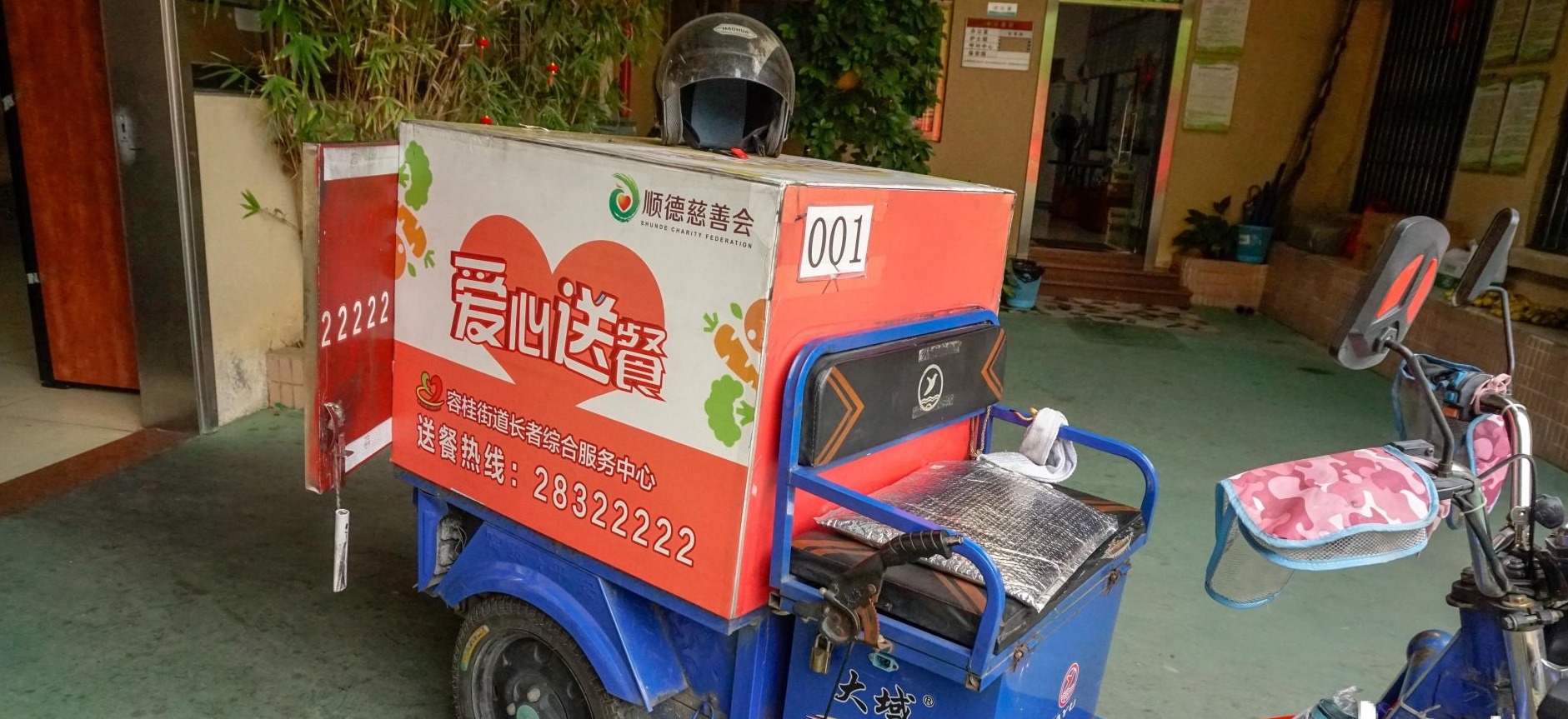 一年365天，送餐员游玉珍驾驶爱心送餐车001电动车，风雨不改将爱心餐送至用餐困难的长者家中。