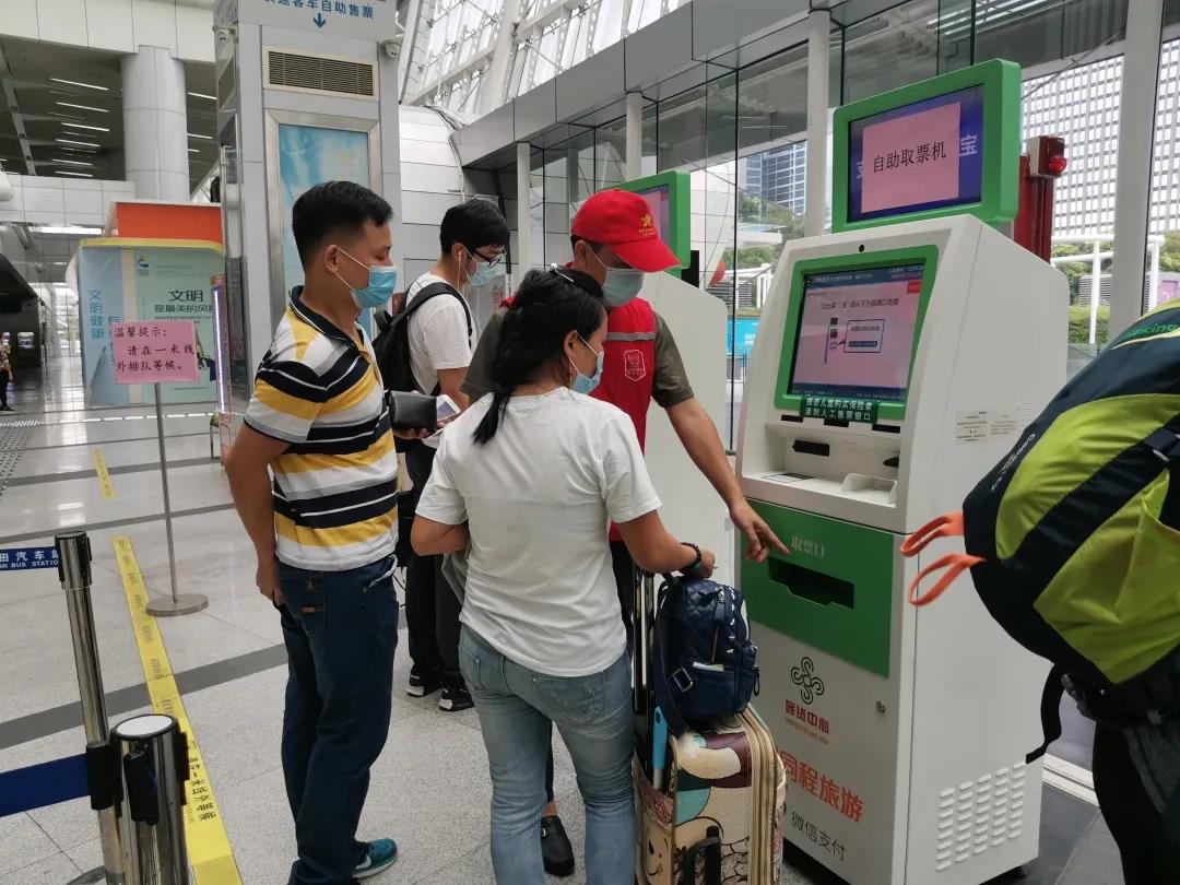 深圳双节日均旅客70多万人次，多亏来了这群“红马甲”……