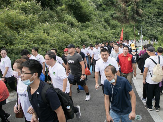 秋高气爽，4万余人在阳台山登高赏秋景