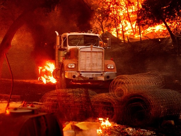 加州山火烧掉1.6万平方公里，专家把主要原因归咎于气候变化