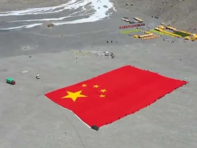 重达1.3吨！巨幅国旗亮相珠峰大本营