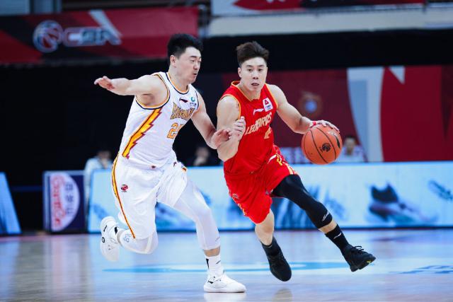 杨林祎25分生涯新高！深圳男篮三分雨投“晕”山西
