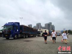 琼州海峡因大风停航致千余过海车辆滞留