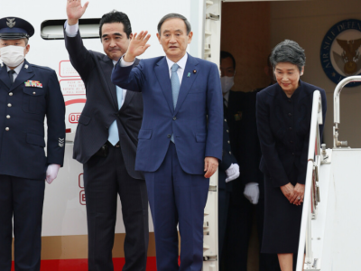 菅义伟任日本首相后首次出访，携夫人公开露面 