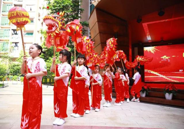 罗湖区渔民村升旗仪式庄严举办这种仪式周周有家国情怀满渔村