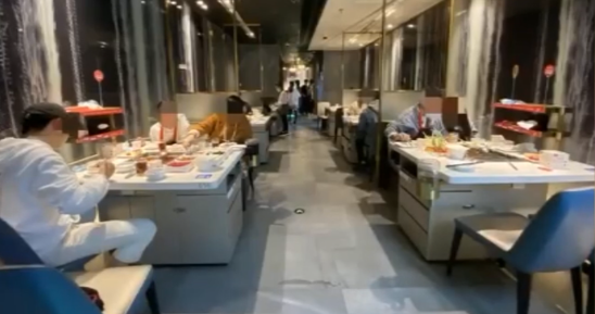 新闻路上说说说丨就餐花钱免排队，你支持吗？