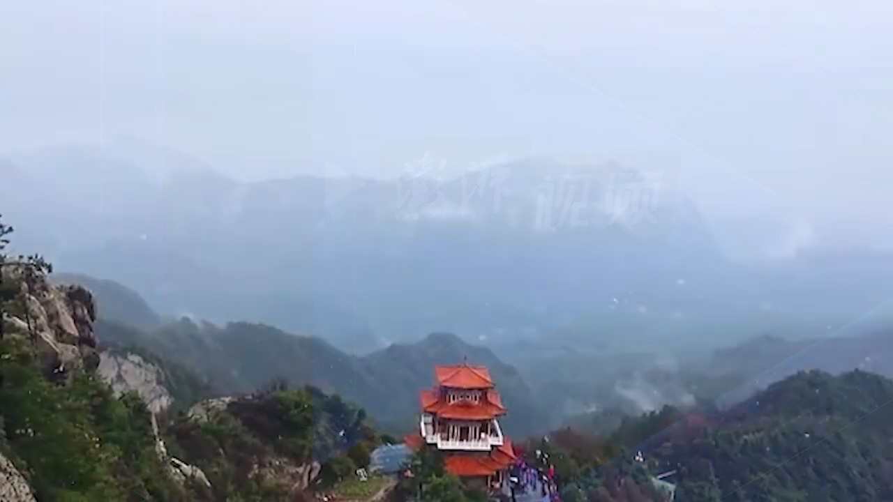 洛阳白云山一夜飘雪入冬 ，景区准备姜汤送游客