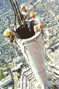 影像志 | 地王大厦封顶，记者爬上塔杆顶端拍摄