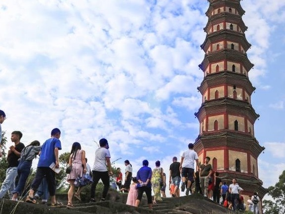 广州莲花山重阳前夜亮灯迎客