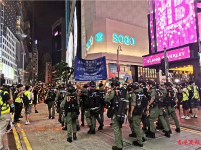 铜锣湾传“港独”口号 港警一度举紫旗警告！74人涉非法集结被拘捕 被捕者包括4区议员！