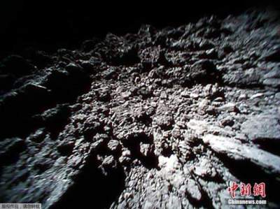 美国首次采集到小行星表面的岩石样本