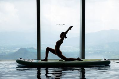 跃动水面，减压释放 | 深圳瑞吉酒店推出水上桨板瑜伽演绎健康生活方式  
