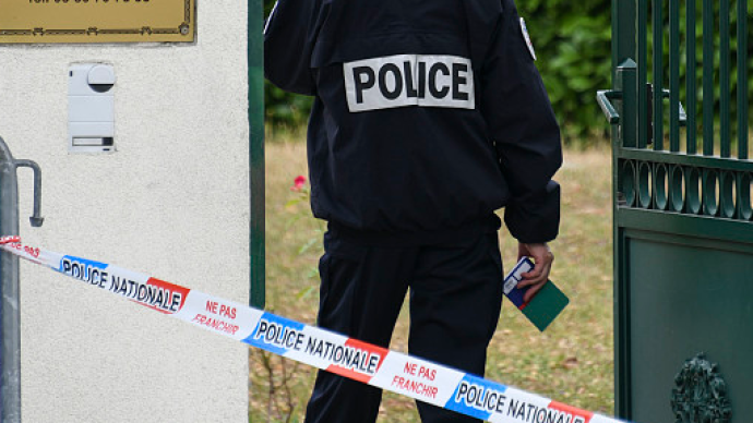 法国警方搜查卫生部长、前总理住所，就疫情应对展开调查