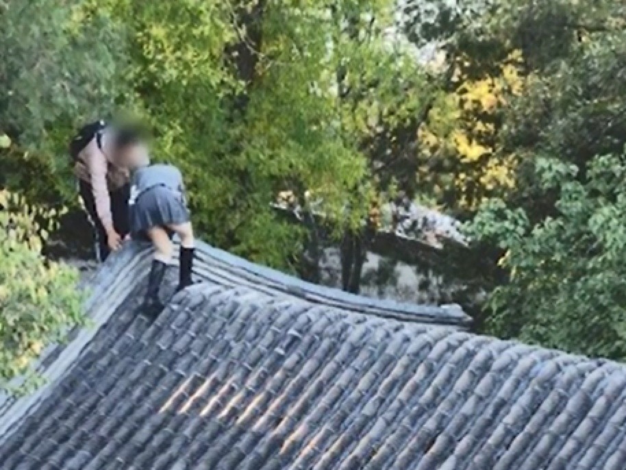 “游客攀爬北海公园古建房顶拍照”续：罚款并列入“黑名单