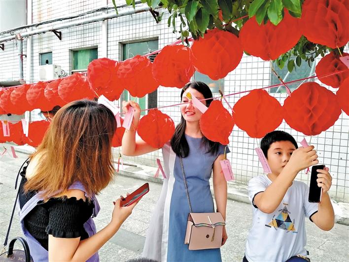 凤凰街道：200名居民乐猜灯谜